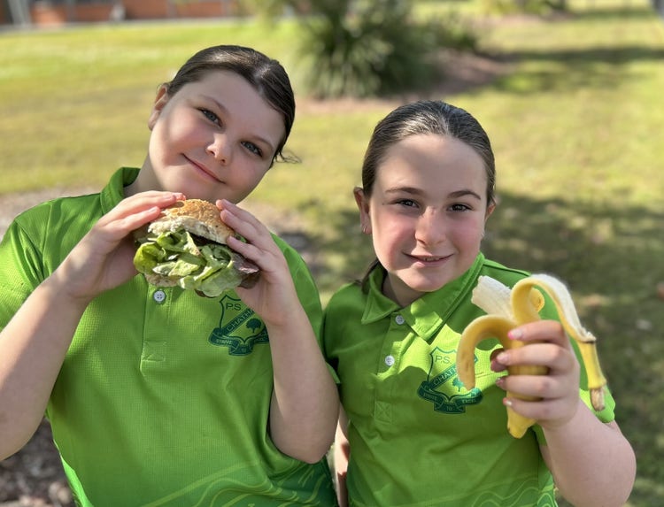 students with healthy food